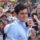 Vito Quiles en Blasco Ibáñez rodeado de jóvenes en su visita a la Universitat de Valencia