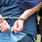 Imagen de recurso de una personas detenida y esposada junto a un agente de la autoridad.

REMITIDA / HANDOUT por POLICÍA LOCAL DE MIJAS
Fotografía remitida a medios de comunicación exclusivamente para ilustrar la noticia a la que hace referencia la imagen, y citando la procedencia de la imagen en la firma
06/10/2025