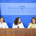 La portavoz de Por Andalucía, Inmaculada Nieto (IU) junto a la diputada  Esperanza Gómez, (Sumar) y la diputada  Alejandra Durán, (Podemos).