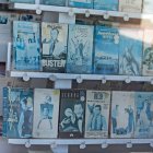 Las carátulas originales en VHS de los años 80 y 90 aún se exhiben en el Videoclub Arfe, el último superviviente del alquiler físico en Madrid.