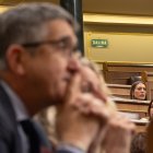 El portavoz del PSOE en el Congreso, Patxi López, en primer plano y la portavoz de Junts en el Congreso, Miriam Nogueras, al fondo, en su escaño.