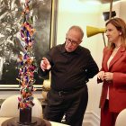 Manolo Valdés enseña la maqueta del monolito a María José Catalá