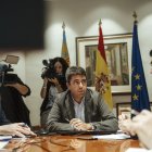 El president de la Generalitat, Carlos Mazón (c), se reúne con el primer edil de Alicante, Luis Barcala, (d) y el presidente de la Diputación de Alicante y alcalde de Benidorm, Toni Pérez (i)