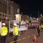 Llegada del nuevo mobiliario urbano a la plaza del ayuntamiento de Valencia