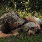 Cazadora dando mimos a su perro de caza y su buen amigo.