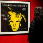 Autorretrato de Andy Warhol en una exposición en Madrid.