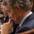 El presidente del Partido Popular Alberto Núñez Feijóo, y el líder de Vox, Santiago Abascal (de fondo), en el Congreso.