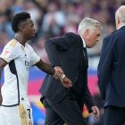 El entrenador del Real Madrid, Carlo Ancelotti, conversa con Vinícius Júnior tras ser sustituido durante el partido de LaLiga EA Sports entre el FC Barcelona y el Real Madrid CF, disputado en el Estadi Olímpic Lluís Companys. (Foto: Alex Caparros / Getty Images)