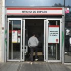 Un hombre entra a una oficina de empleo, a 6 de mayo de 2025, en Madrid (España). 
Gustavo Valiente / Europa Press
06 MAYO 2025