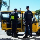 (Foto de ARCHIVO)
Dos policías locales de Palma frente a uno de los vehículos intervenidos.

REMITIDA / HANDOUT por AYUNTAMIENTO DE PALMA
Fotografía remitida a medios de comunicación exclusivamente para ilustrar la noticia a la que hace referencia la imagen, y citando la procedencia de la imagen en la firma
01/4/2025