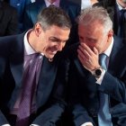 El presidente del Gobierno, Pedro Sánchez y el ministro de Memoria Democrática y Política Territorial, Ángel Víctor Torres.