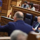 El portavoz del PP en el Congreso, Miguel Tellado, interviene en el Congreso. En segundo plano, el ministro Ángel Víctor Torres y la ministra Isabel Rodríguez.