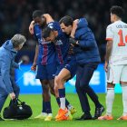 PARIS, FRANCE - NOVEMBER 04: Achraf Hakimi of Paris Saint-Germain is carried off the pitch after picking up an injury upon being fouled by Luis Diaz of Bayern Munich (not pictured) during the UEFA Champions League 2025/26 League Phase MD4 match between Paris Saint-Germain and FC Bayern München at Parc des Princes on November 04, 2025 in Paris, France. (Photo by Franco Arland/Getty Images)