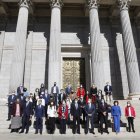 Diputados de la Comisión del Pacto de Toledo, incluida su presidenta, Magdalena Valerio, posan ante el Congreso tras aprobar la renovación de sus recomendaciones.
REMITIDA / HANDOUT por PSOE
27/10/2020