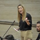 La presidenta de la Junta de Extremadura, María Guardiola, en el pleno de la Asamblea de Extremadura.