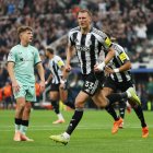 Darn Burn celebrando su gol ante el Athletic Club de Bilbao en la cuarta jornada de UEFA Champions League. (Photo by Justin Setterfield/Getty Images)
