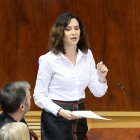 La presidenta de la Comunidad de Madrid, Isabel Díaz Ayuso, interviene durante la sesión de control en la Asamblea de Madrid