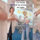 Gloriaprofe y una compañera durante la coreografía de “in front of”, parte de su método viral en TikTok para enseñar preposiciones en inglés a través del movimiento y la música.