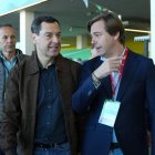 El presidente de la Junta y del PP andaluz, Juanma Moreno, y el secretario general, Antonio Repullo, este sábado a su llegada al XVII Congreso Autonómico.