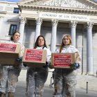 Víctimas de la dana llevan firmas al Congreso