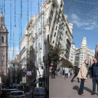 Instalación de la decoración navideña en Valencia.