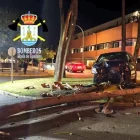 El automóvil de Cayetano Rivera quedó totalmente destrozado tras impactar con la palmera.