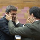 El presidente del PPCV, Carlos Mazón (i), y el secretario general del PPCV, Juan Francisco Pérez Llorc (d), tras el pleno de investidura en las Corts Valencianes, a 13 de julio de