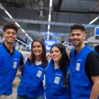 Trabajadores de Decathlon muy felices y abrazándose. 
REMITIDA / HANDOUT por DECATHLON
12/11/2025