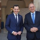 El presidente de la Junta de Andalucía, Juanma Moreno, junto al comisario de Pesca y Océanos de la Comisión Europea, Costas Kadis.