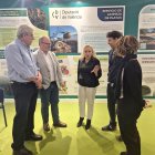 Visita del diputado de Medio Ambiente, Avelino Mascarell el stand provincial