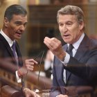 El presidente del Gobierno, Pedro Sánchez, y el presidente del Partido Popular, Alberto Núñez Feijóo, en el Congreso.