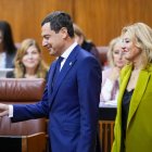 El presidente de la Junta de Andalucía, Juanma Moreno,  junto a la consejera de Economía, Hacienda, Fondos Europeos y Diálogo Social de la Junta de Andalucía, Carolina España, al inicio de la sesión plenaria. A 12 de noviembre de 2025, en Sevilla (Andalucía, España). La sesión plenaria de este miércoles concluirá con el debate de totalidad del proyecto de Ley del Presupuesto andaluz para 2026, que se abrirá con la intervención de la consejera de Economía, Hacienda, Fondos Europeos y Diálogo Social, Carolina España, tras lo que intervendrán los cuatro grupos de la oposición que han presentado enmienda de totalidad. Anteriormente se ha debatido el proyecto de Ley Universitaria para Andalucía, para la que han presentado enmiendas de totalidad los grupos Socialista, Por Andalucía y Mixto-Adelante Andalucía

Francisco J. Olmo / Europa Press
12/11/2025