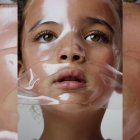 La imagen que desató la polémica: una niña de corta edad aparece con una mascarilla cosmética en una campaña de la marca Rini. Para muchas voces expertas, este tipo de representaciones cruzan límites éticos y científicos.