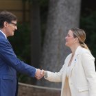 (Foto de ARCHIVO)
El presidente de la Generalitat de Cataluña, Salvador Illa, saluda a la presidenta de Baleares, Marga Prohens, a su llegada a la XXVIII Conferencia de Presidentes, en Palau de Pedralbes de Barcelona, a 6 de junio de 2025, en Barcelona, Catalunya (España). Durante la conferencia se abordarán los 16 puntos de la agenda, ampliada tras la inclusión de las demandas de las Comunidades Autónomas, que contemplan entre otros asuntos la reforma de la financiación autonómica, el control de fronteras, la política migratoria, el acceso a la vivienda, la situación energética y la reforma del Poder Judicial. Por primera vez, los presidentes autonómicos pueden intervenir en las lenguas cooficiales de sus territorios con traducción simultánea.

David Zorrakino / Europa Press
06 JUNIO 2025;PRESIDENTES;CONFERENCIA
06/6/2025