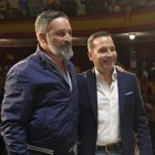 El líder de Vox, Santiago Abascal, junto al canidato a la presidencia de Extremadura del partido, Óscar Fernández.