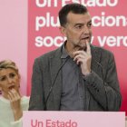 El coordinador de IU, Antonio Maíllo, es observado por Yolanda Díaz
