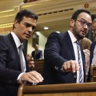 Pedro Sánchez y Antonio Hernando en 2017 cuando el primero no era aún presidente del Gobierno y el segundo era portavoz en el Congreso del PSOE.