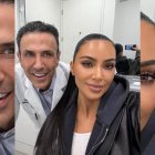 Simon Ourian, el médico estético más solicitado de Hollywood, con Kim Kardashian en su consulta de Beverly Hills, donde cuida la piel de las celebrities más exigentes.