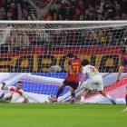 Oyarzabal pone el empate para mantener a España invicta