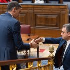 El presidente del Gobierno, Pedro Sánchez, se despide del portavoz del PNV en el Congreso, Aitor Esteban, durante su última sesión en el Congreso.