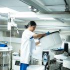 Una mujer trabaja en la sala de criopreservación de células el Hospital Clínic, a 28 de septiembre de 2023, en Barcelona, Cataluña (España). 
David Zorrakino / Europa Press
28/9/2023