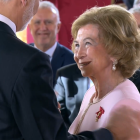 El Rey impone el Toisón de Oro a la Reina Sofía.