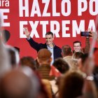 El secretario general del PSOE y presidente del Gobierno, Pedro Sánchez y el secretario general del PSOE de Extremadura y candidato a la Presidencia de la Junta, Miguel Ángel Gallardo.