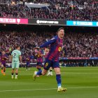 BARCELONA, SPAIN - NOVEMBER 22: Robert Lewandowski of FC Barcelona celebrates scoring his team's first goal during the LaLiga EA Sports match between FC Barcelona and Athletic Club at Spotify Camp Nou on November 22, 2025 in Barcelona, Spain. (Photo by Alex Caparros/Getty Images)