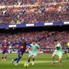 Lamine Yamal y Mikel Jauregizar and Yuri Berchiche disputando el balón