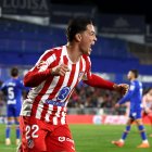 GETAFE, SPAIN - NOVEMBER 23: Giacomo Raspadori of Atletico de Madrid celebrates his team's first goal which was an own goal scored by Domingos Duarte of Getafe CF (not pictured) during the LaLiga EA Sports match between Getafe CF and Atletico de Madrid at Coliseum Alfonso Perez on November 23, 2025 in Getafe, Spain. (Photo by Florencia Tan Jun/Getty Images)