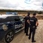 Vehículo y agentes de la Policía Nacional en Cádiz.

REMITIDA / HANDOUT por POLICÍA NACIONAL
Fotografía remitida a medios de comunicación exclusivamente para ilustrar la noticia a la que hace referencia la imagen, y citando la procedencia de la imagen en la firma
09/9/2021