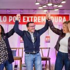 El candidato socialista a la Presidencia de la Junta de Extremadura, Miguel Ángel Gallardo, en un acto público en Cáceres junto a la secretaria de Organización del PSOE, Rebeca Torró, y la secretaria de Igualdad del PSOE, Pilar Bernabé. EuropaPress