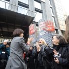 La ministra de Ciencia, Innovación y Universidades, Diana Morant, saluda a las víctimas durante una concentración frente al Congreso de los Diputados.