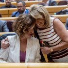 La senadora del PSOE y expresidenta de la Junta de Andalucía, Susana Díaz, conversa con la vicepresidenta y Ministra de Hacienda, María Jesús Montero en el Senado.